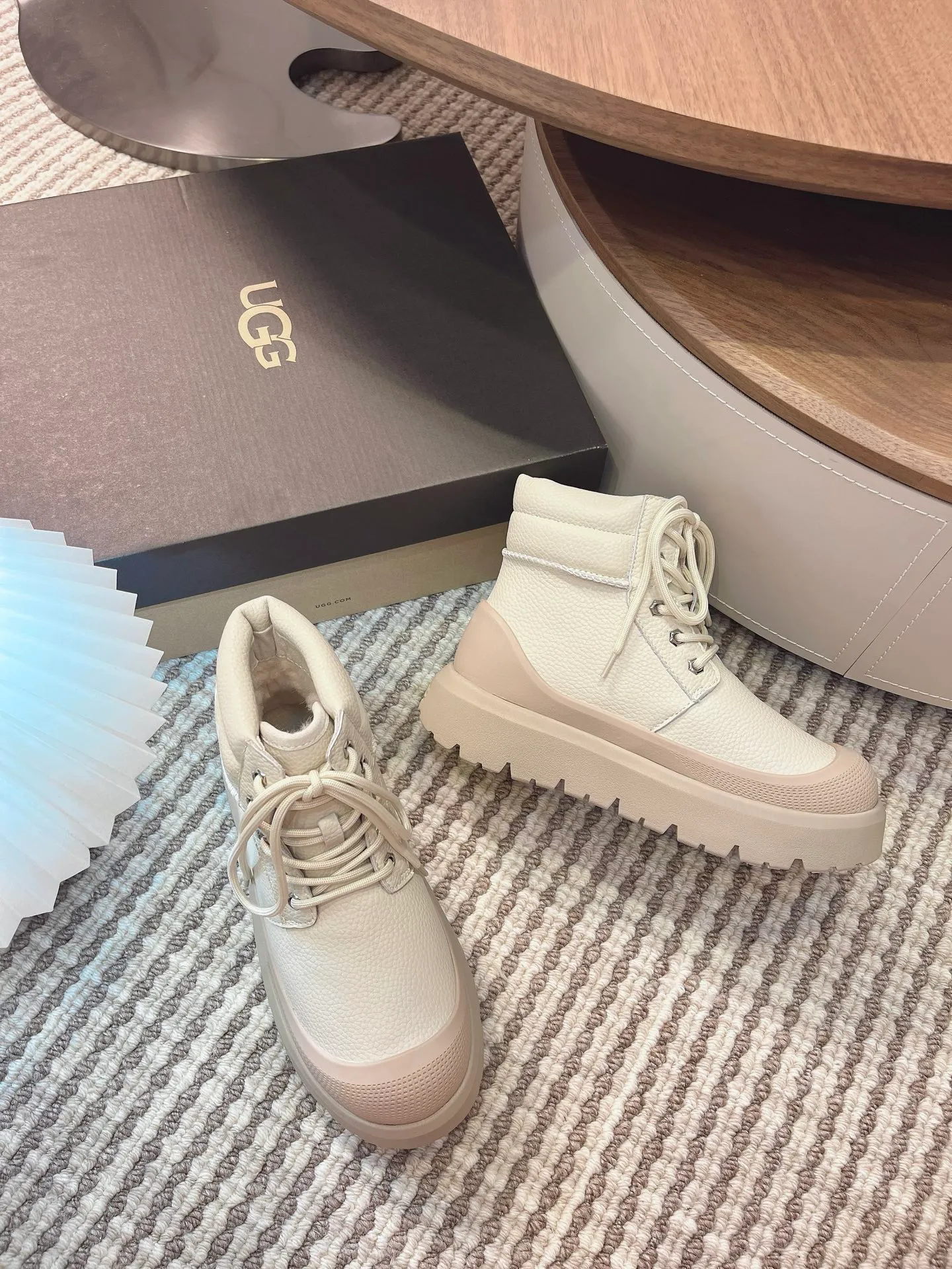 【UGG】 P: 600💰 Couple shoes Size: Women’s size 35-40 / Men’s size 40-44 UGG Tasman Weather Hybrid slip-on snow boots👢 Wang Yibo's same style 👏 adds a large orange sole to the classic Tasman shoe style, functional color contrast design, environmentally friendly waterproof and snowproof material, which has both fashionable and functional attributes. At the same time, it is paired with the new UGG furry shoes Keen's furry color-blocking jacket. Bright orange and maroon collide to create a new light outdoor style and open up a new travel experience in early autumn! Using the best materials, the 17mm fur integrated surface is warmer and breathable, and the outsole is upgraded to a lightweight and wear-resistant light wing technology outsole!